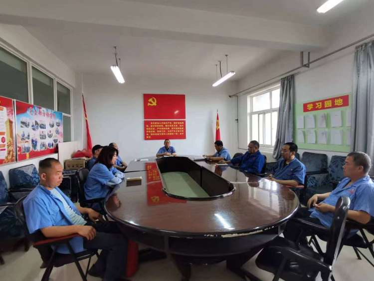 運輸采供黨支部召開黨員大會，組織主題教育集中學習。